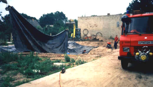 Teichbaustelle, Einbau der Sperrfolie
